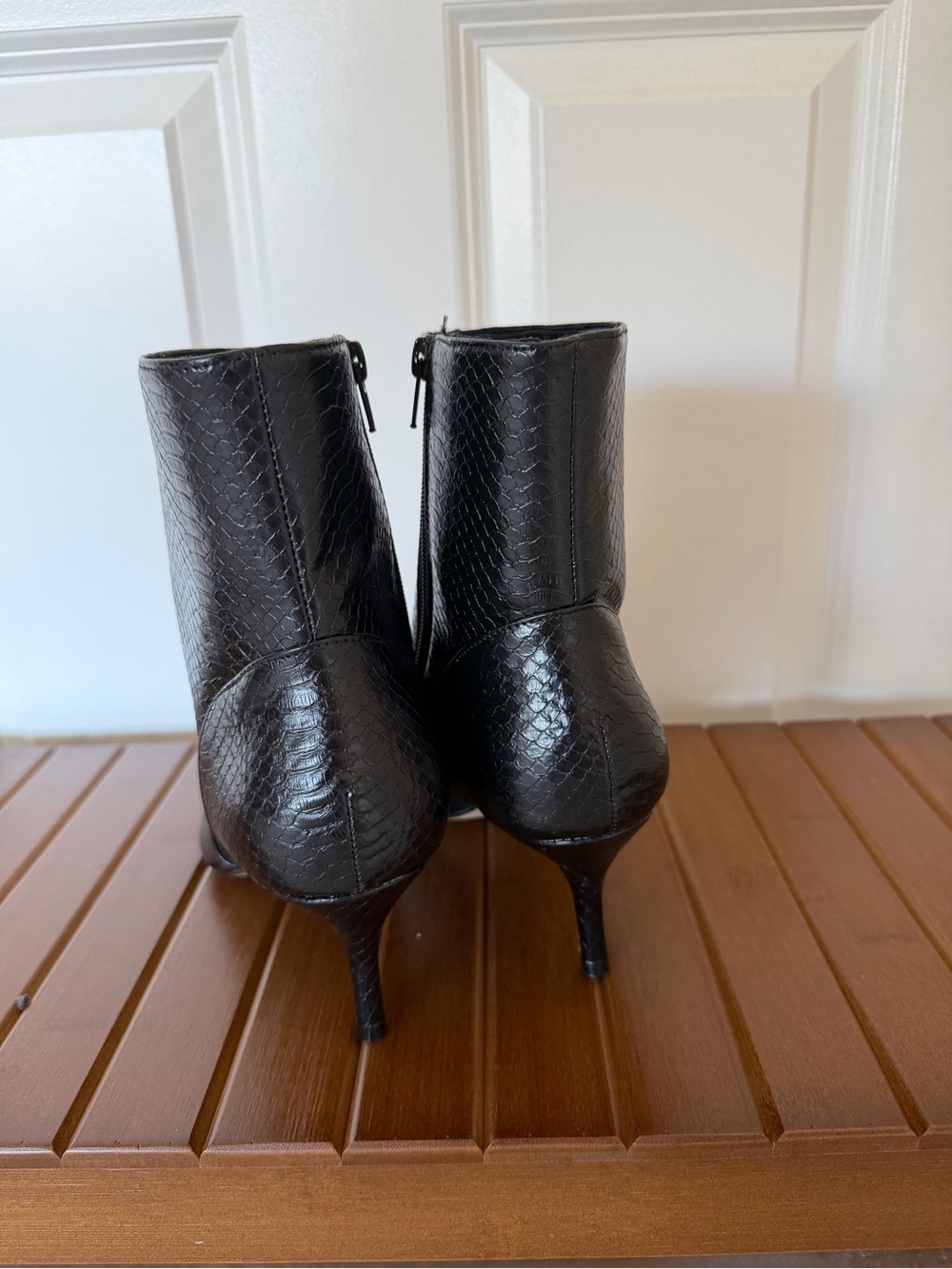 Rebecca Minkoff Pointed Toe Black Snake-Embossed Ankle Boots size 9.5 - Picture 3 of 6